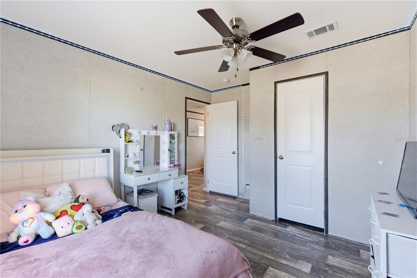 Image 22 of 40 For 6109 Pinetree Drive