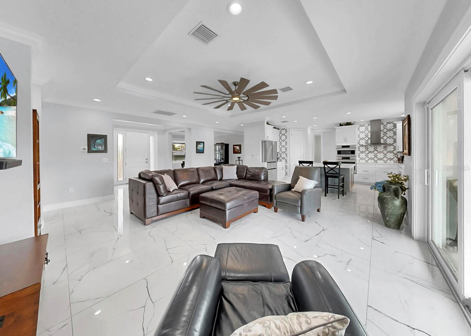 Listing photo id 13 for 901 Capriccio Lane