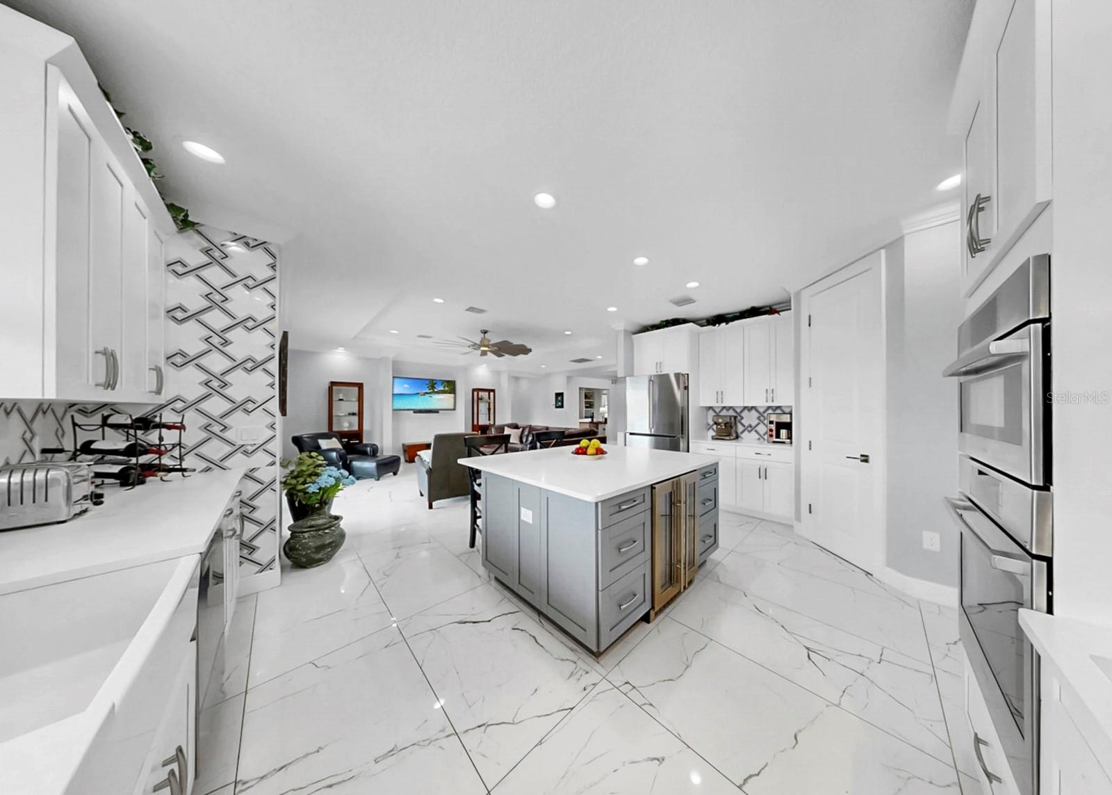 Listing photo id 15 for 901 Capriccio Lane