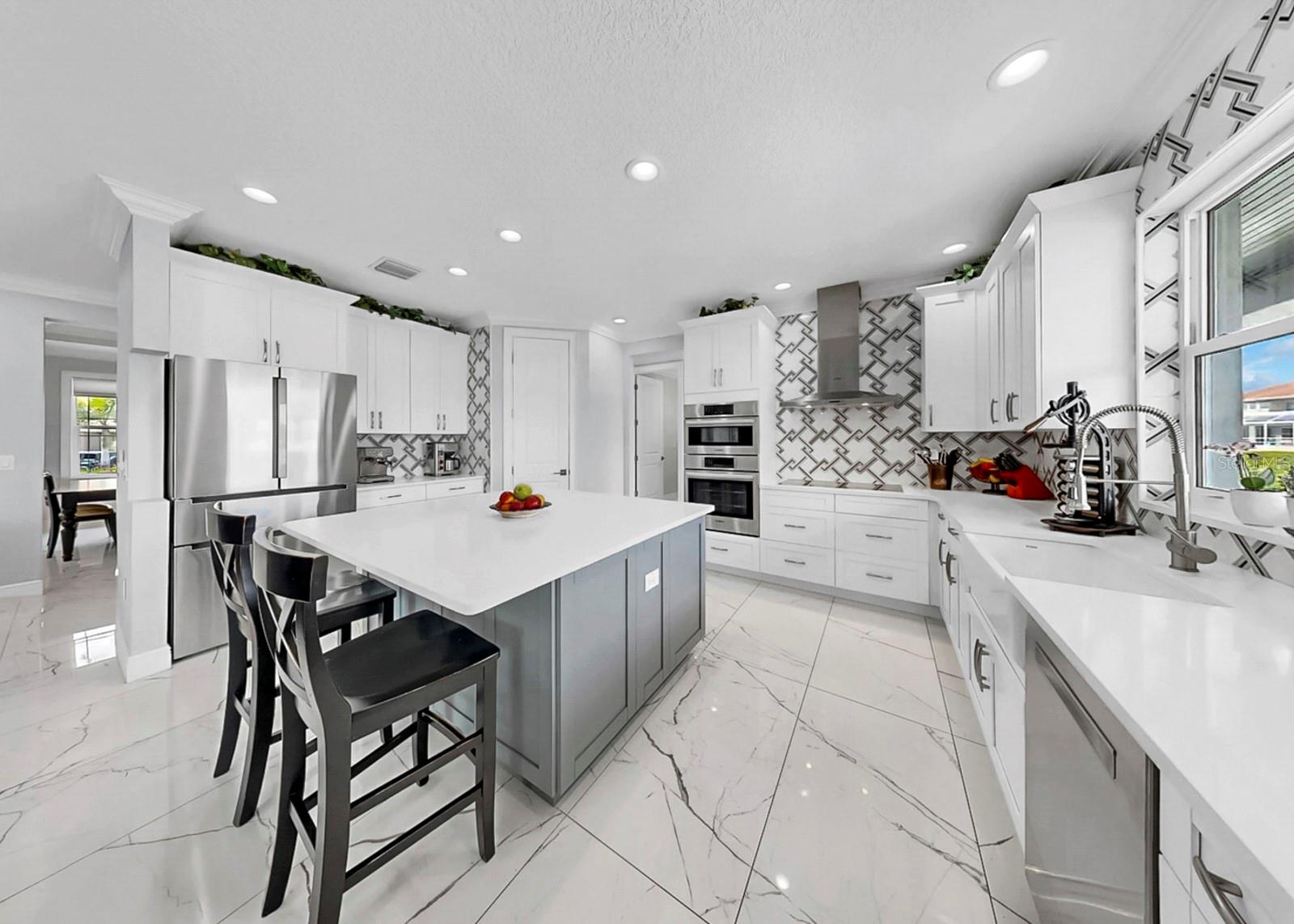 Listing photo id 16 for 901 Capriccio Lane