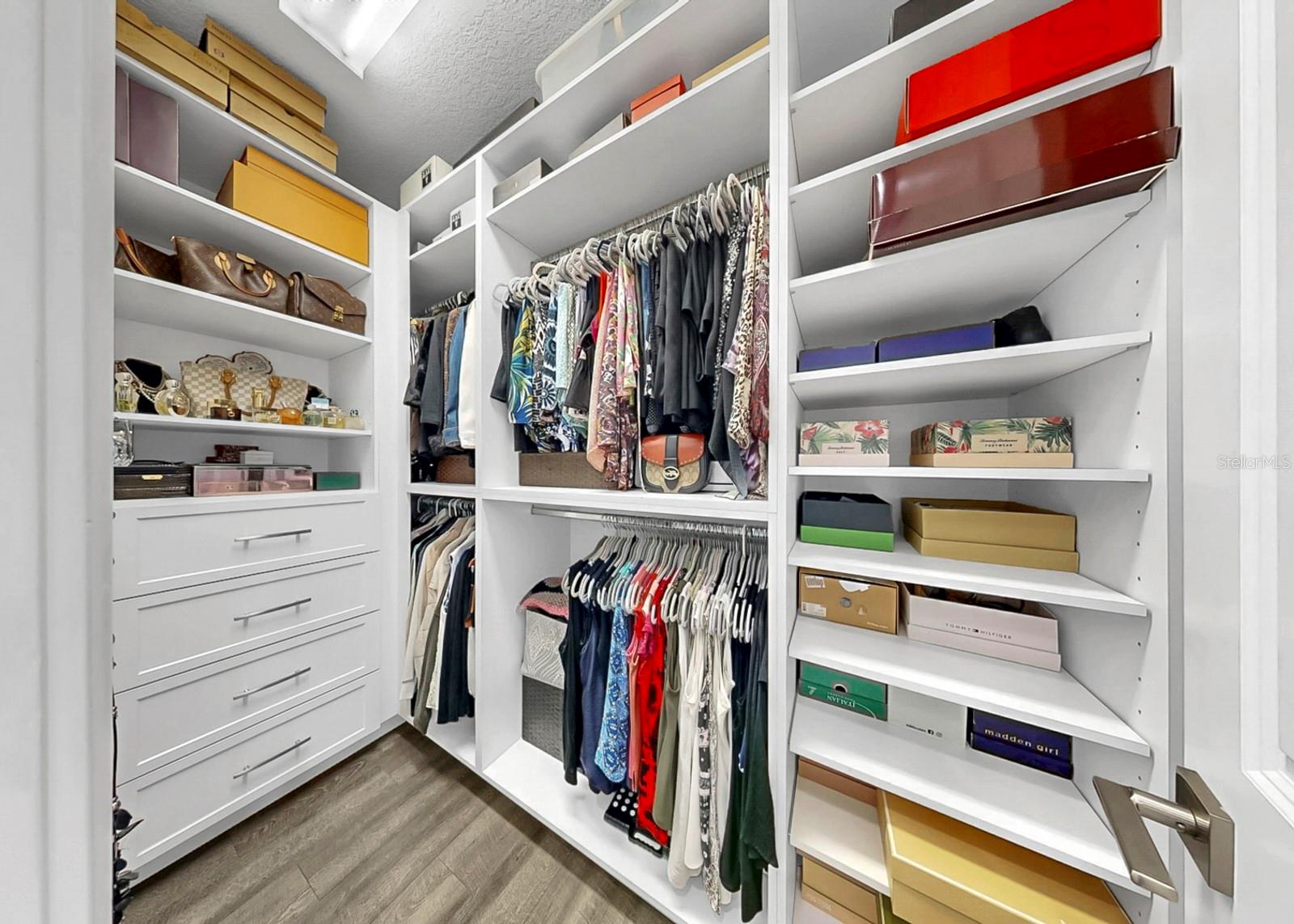 Listing photo id 33 for 901 Capriccio Lane