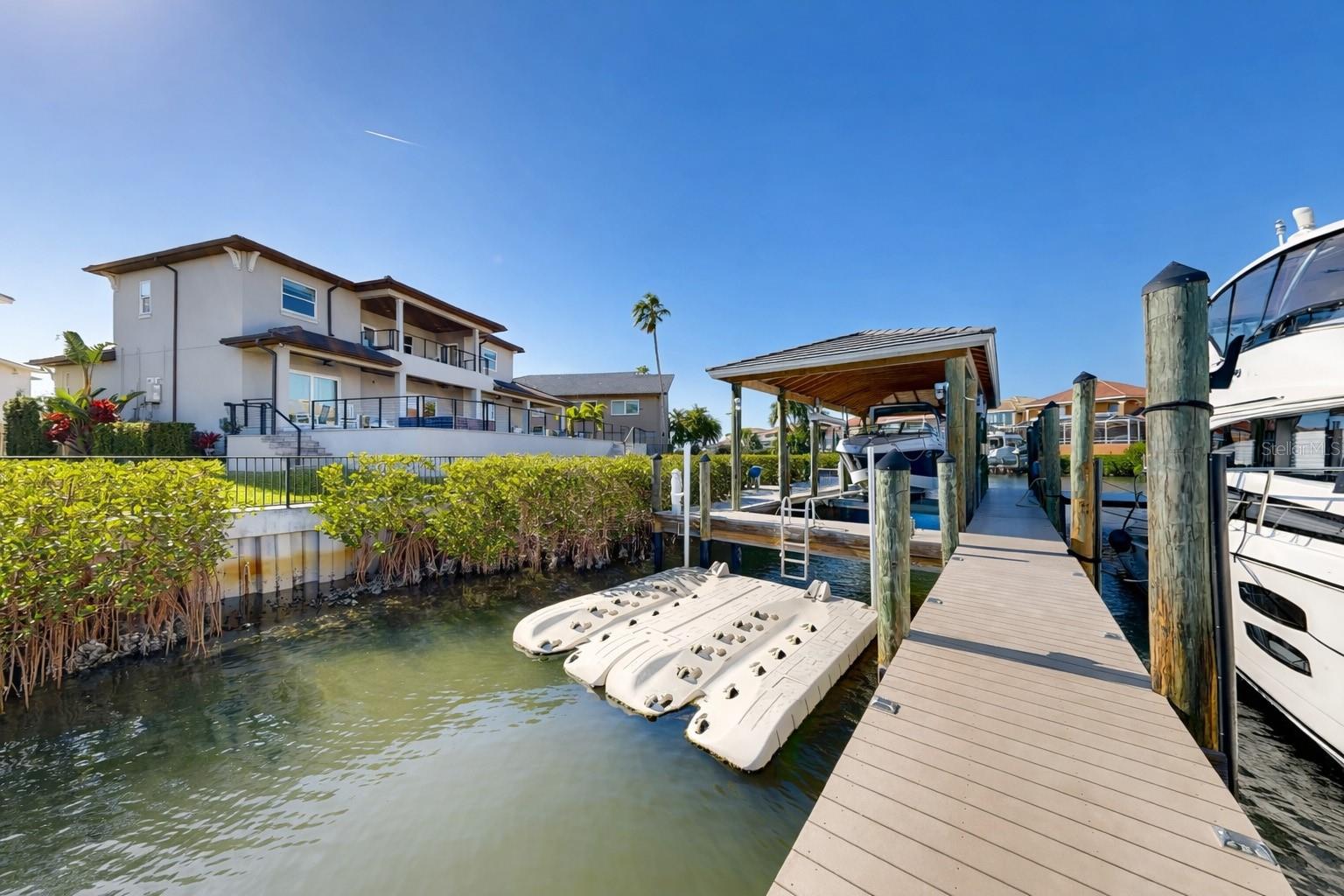 Listing photo id 76 for 901 Capriccio Lane