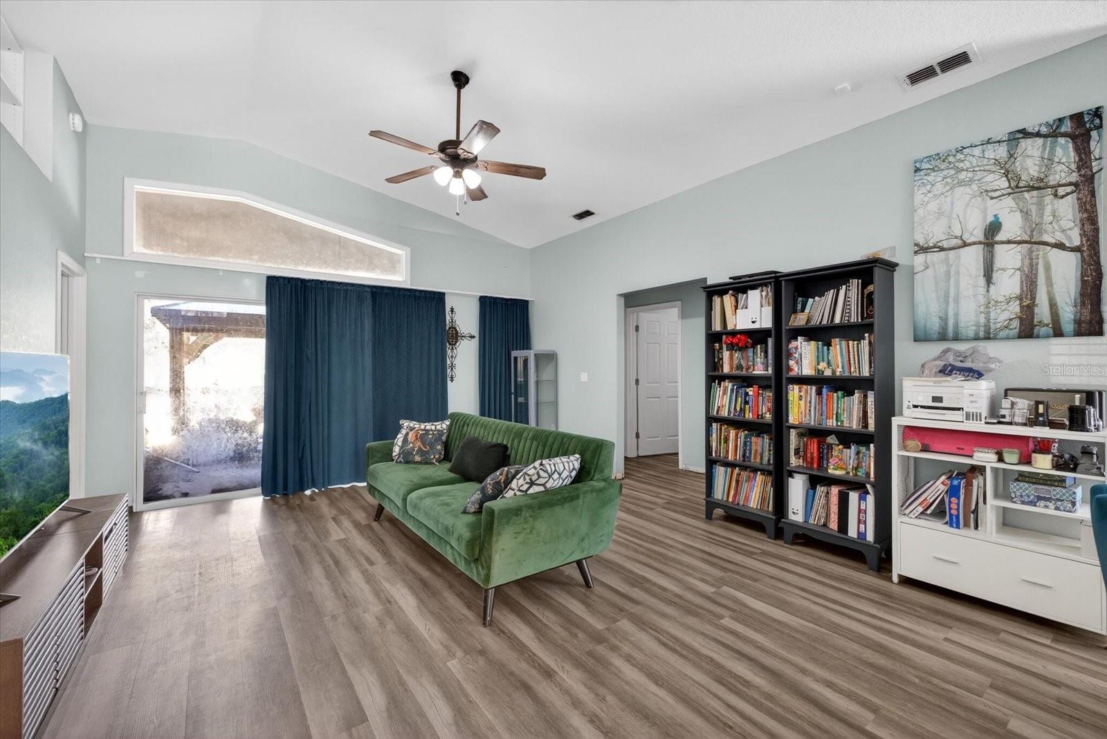 Listing photo id 11 for 5117 Nesmith Road