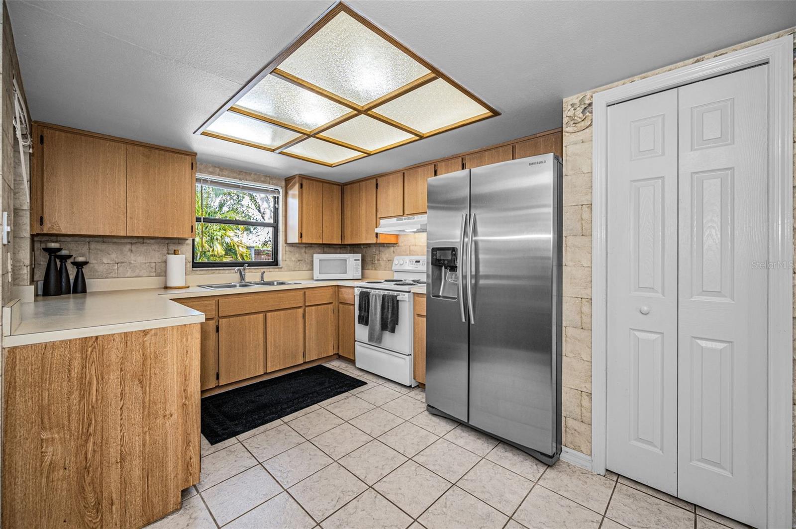 Image 14 of 41 For 1533 Foxcroft Drive W