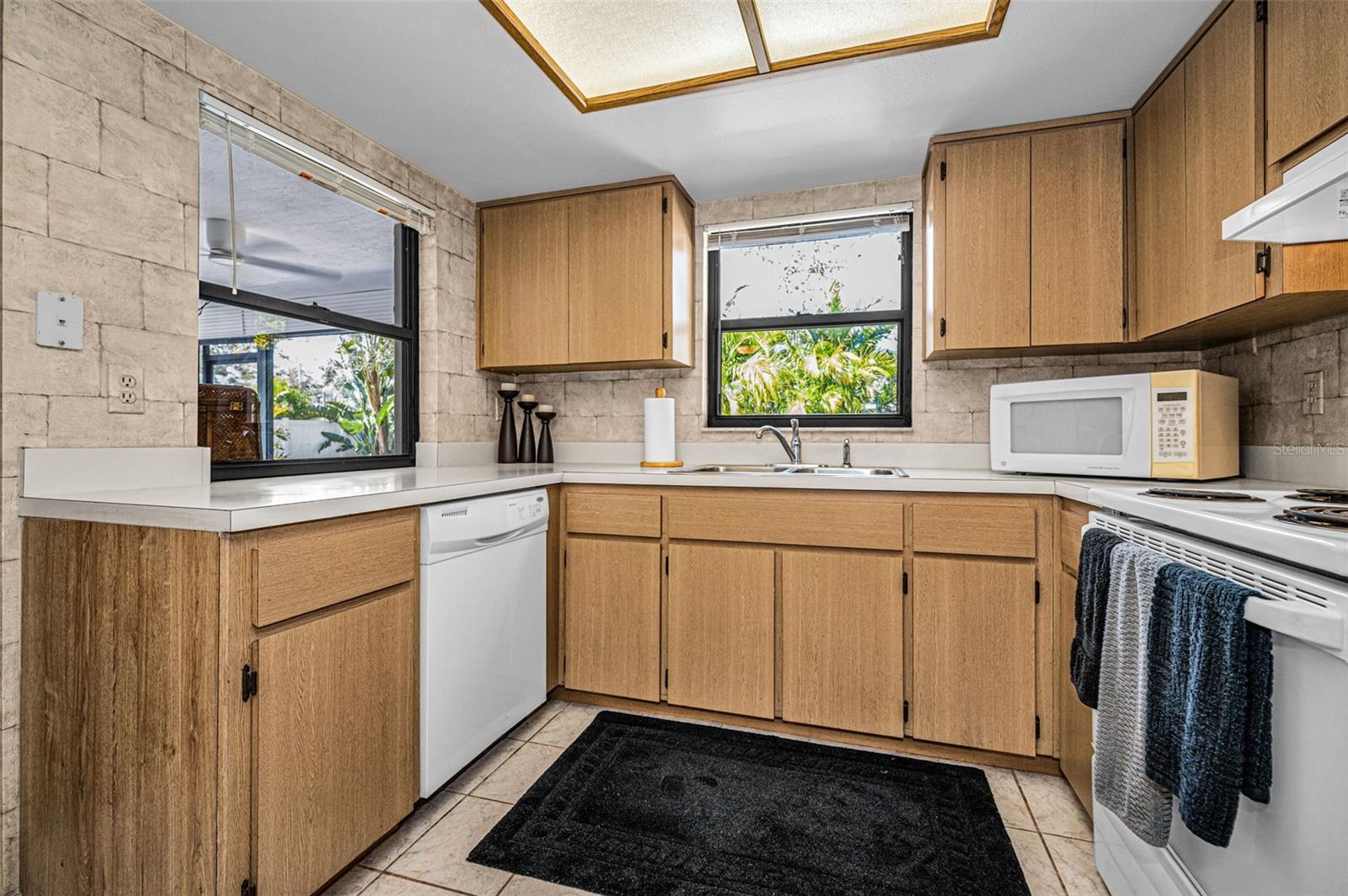 Image 15 of 41 For 1533 Foxcroft Drive W