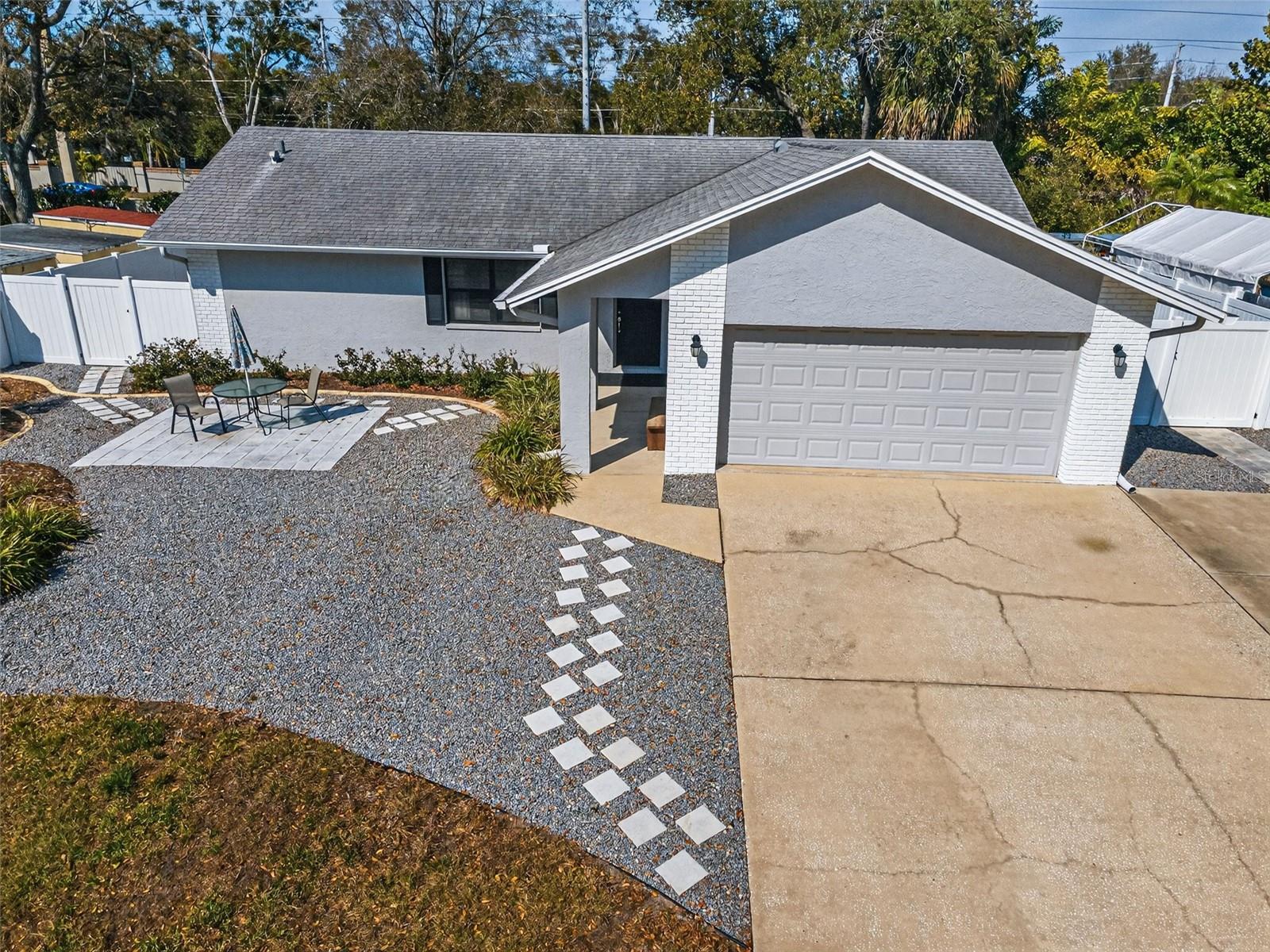 Image 3 of 41 For 1533 Foxcroft Drive W