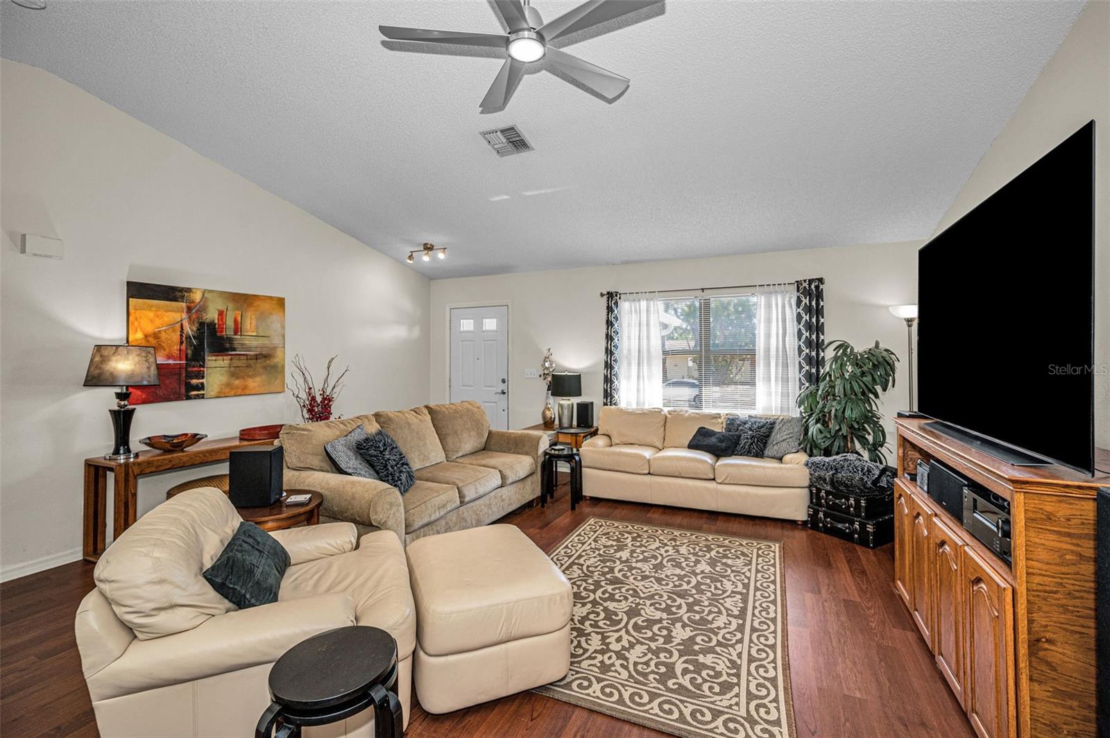 Image 8 of 41 For 1533 Foxcroft Drive W