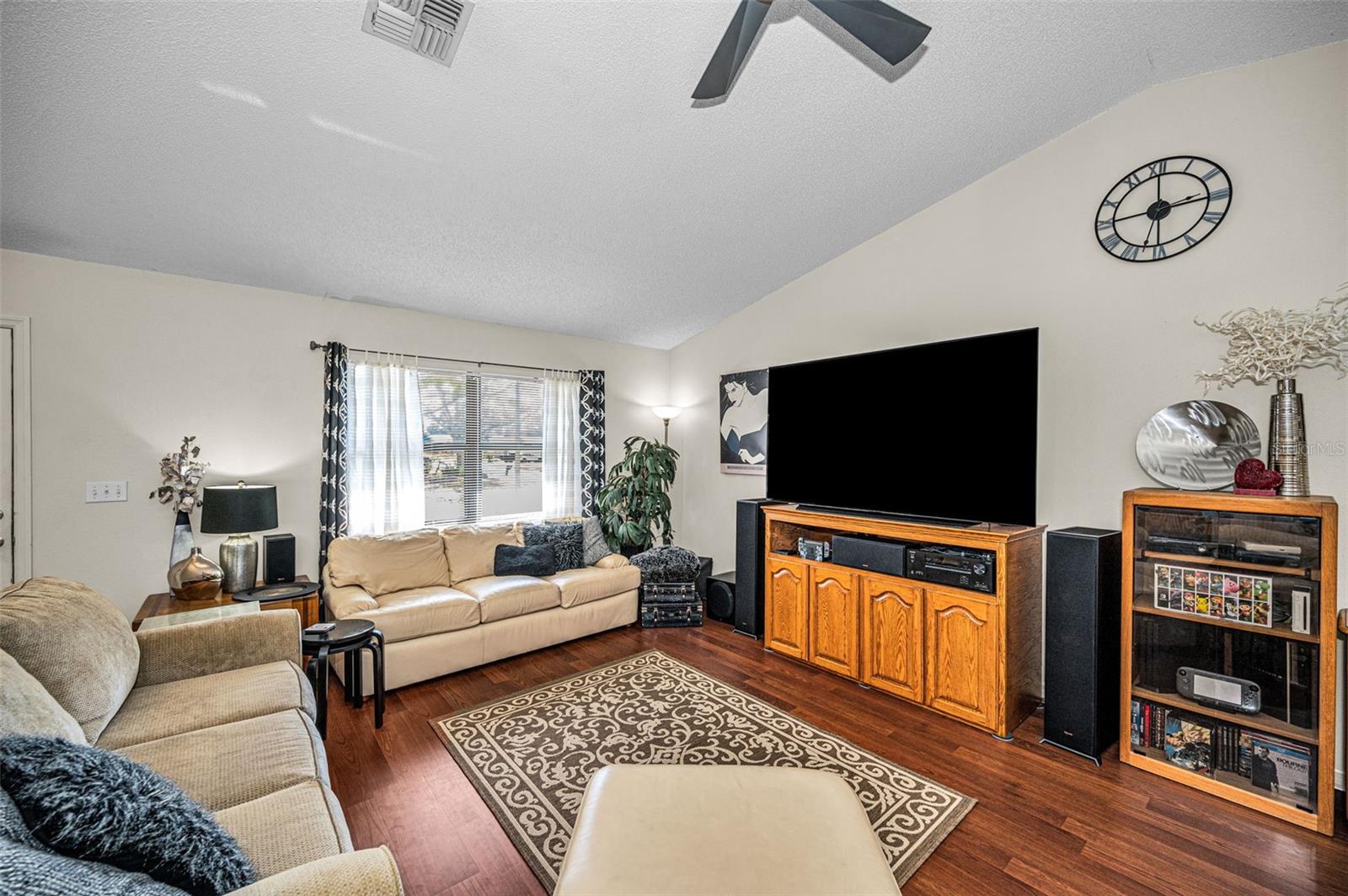 Image 9 of 41 For 1533 Foxcroft Drive W