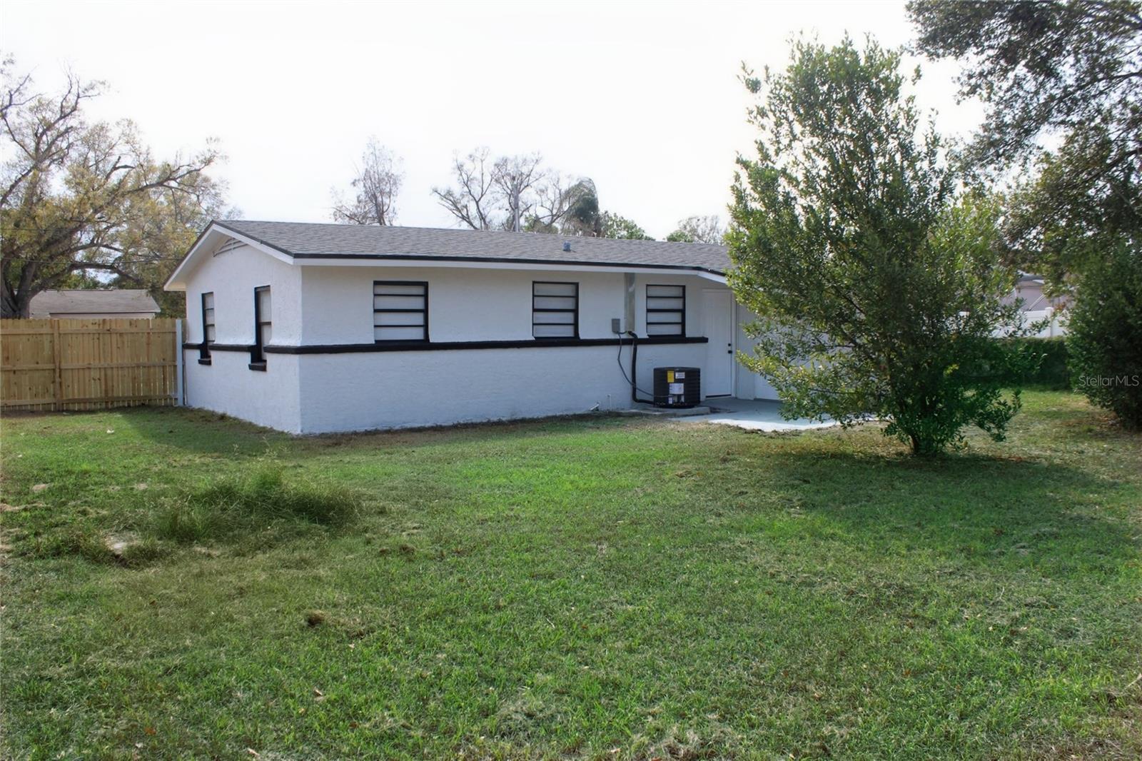 Listing photo id 14 for 8308 Allamanda Avenue