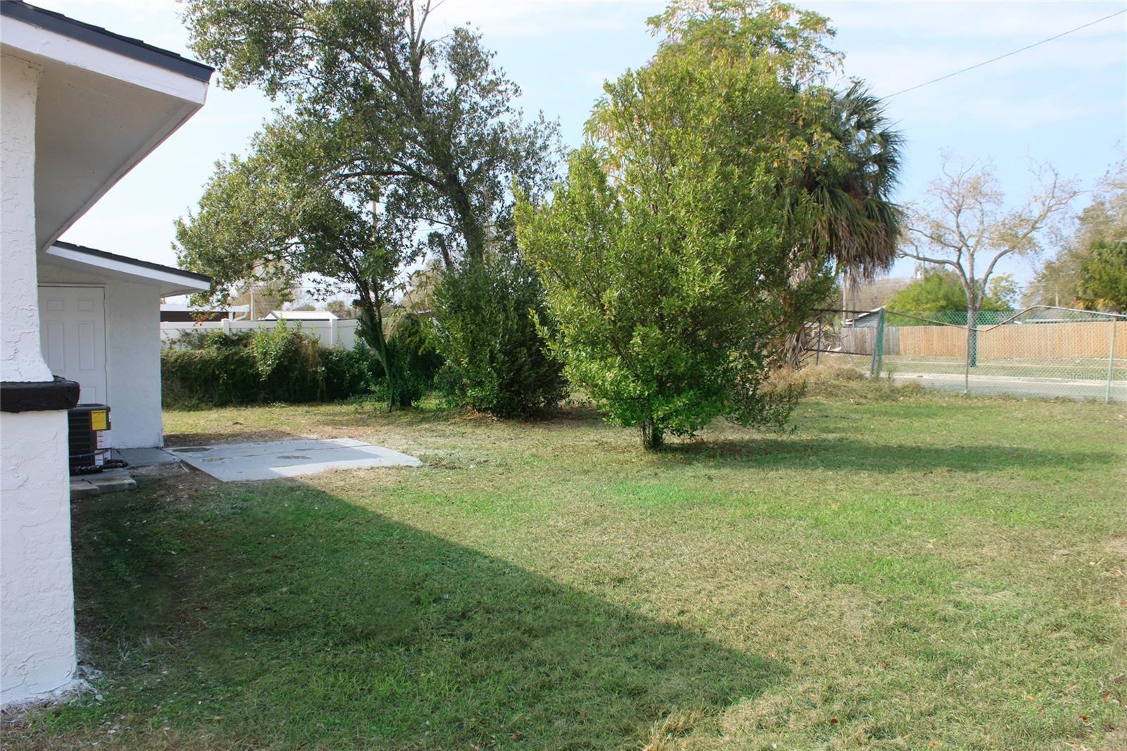 Listing photo id 15 for 8308 Allamanda Avenue