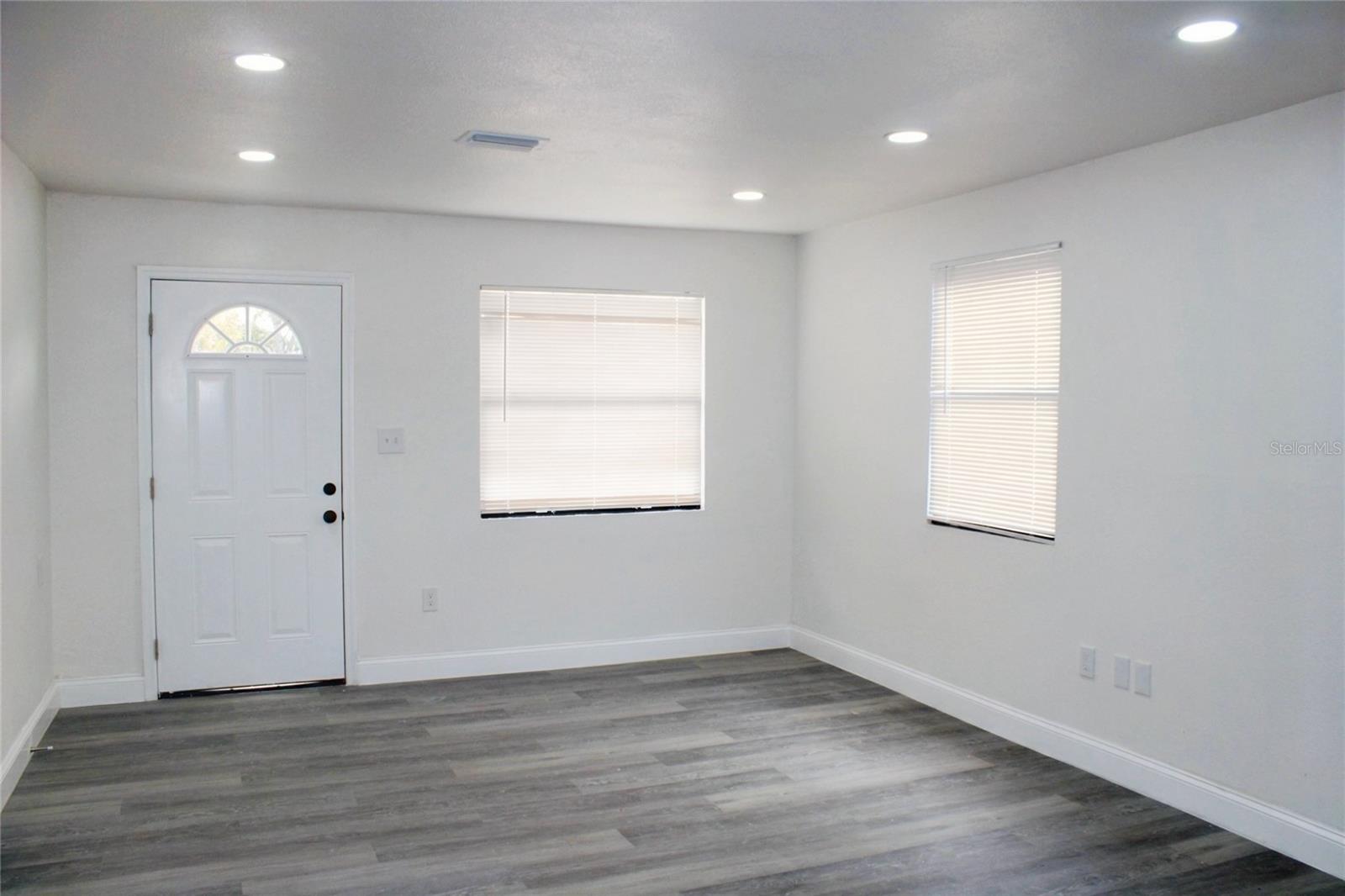 Listing photo id 2 for 8308 Allamanda Avenue