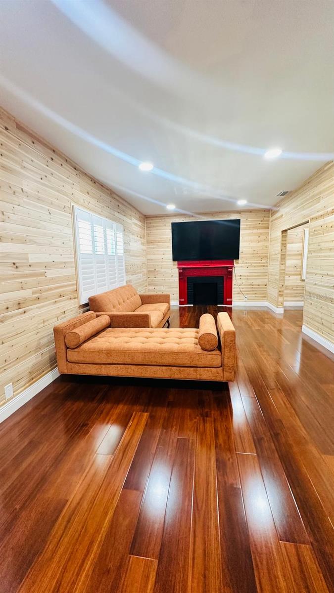 Listing photo id 9 for 6804 Barry Road