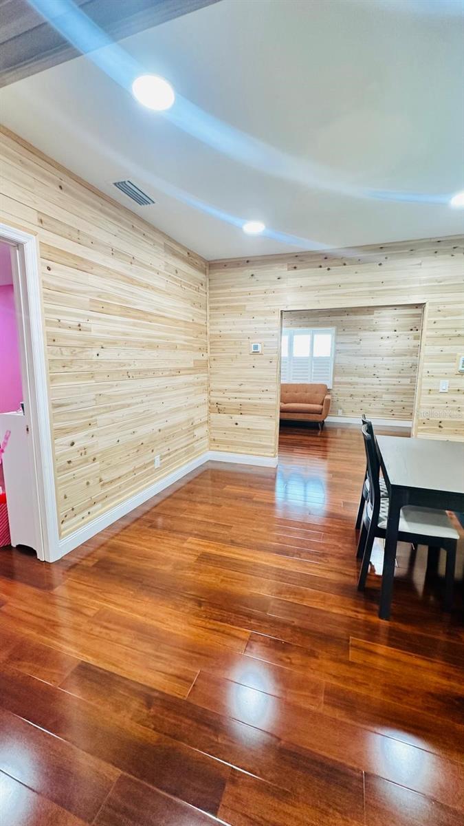 Listing photo id 12 for 6804 Barry Road