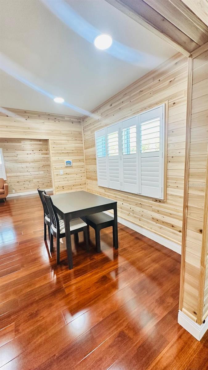 Listing photo id 13 for 6804 Barry Road