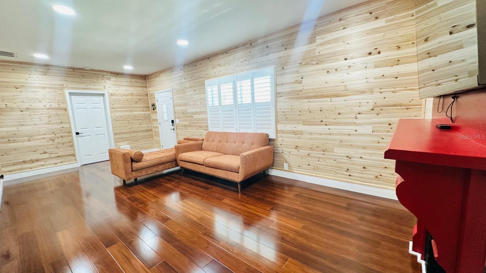 Listing photo id 3 for 6804 Barry Road