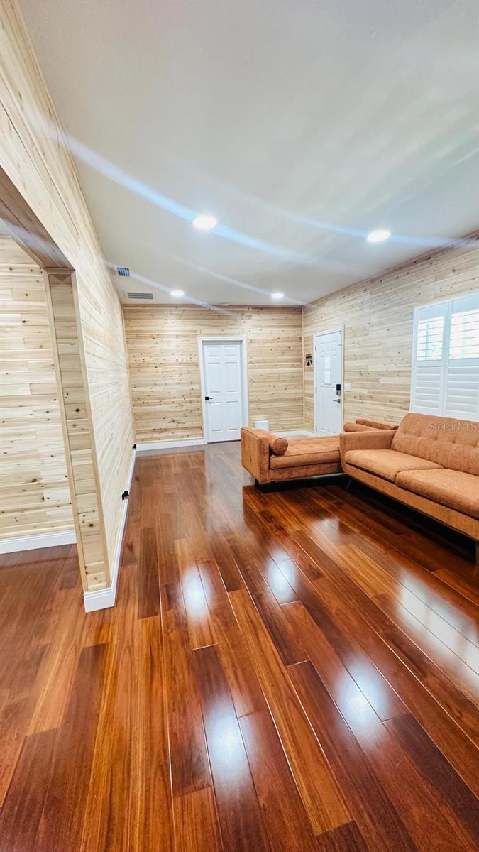 Listing photo id 4 for 6804 Barry Road