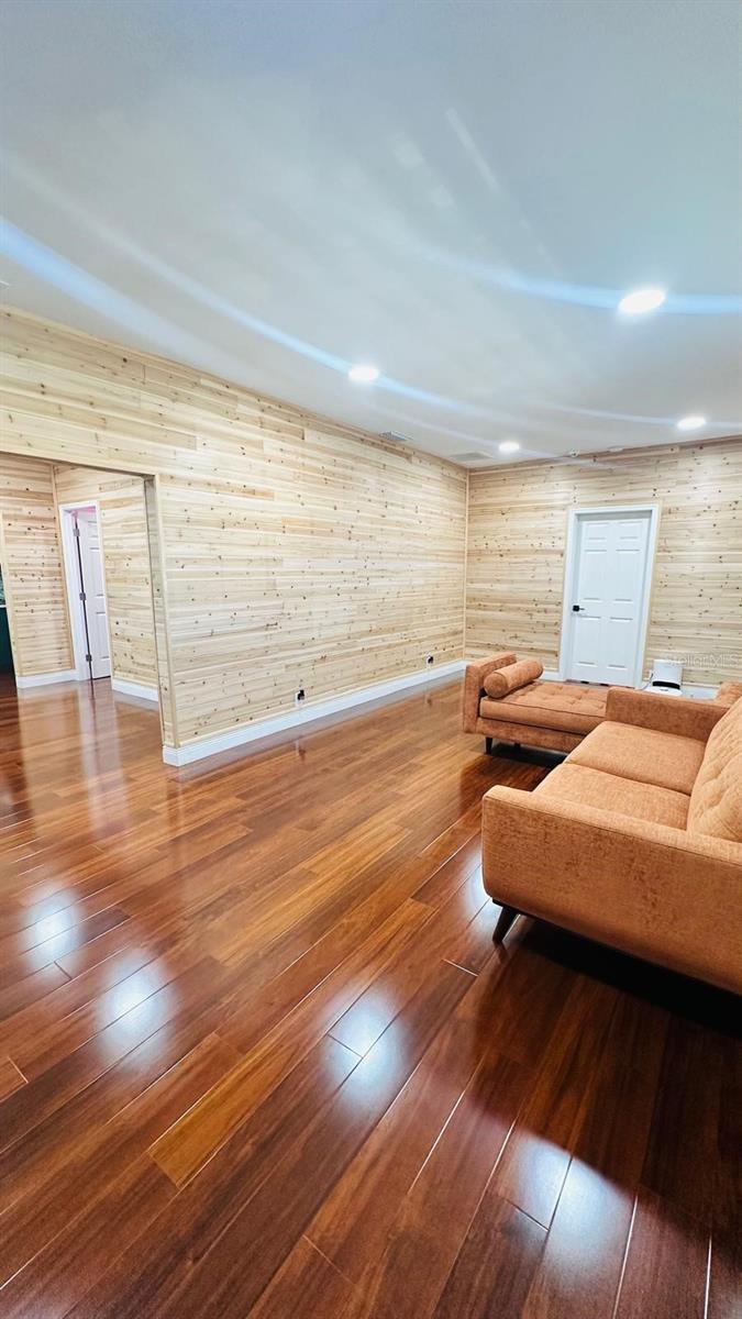 Listing photo id 5 for 6804 Barry Road