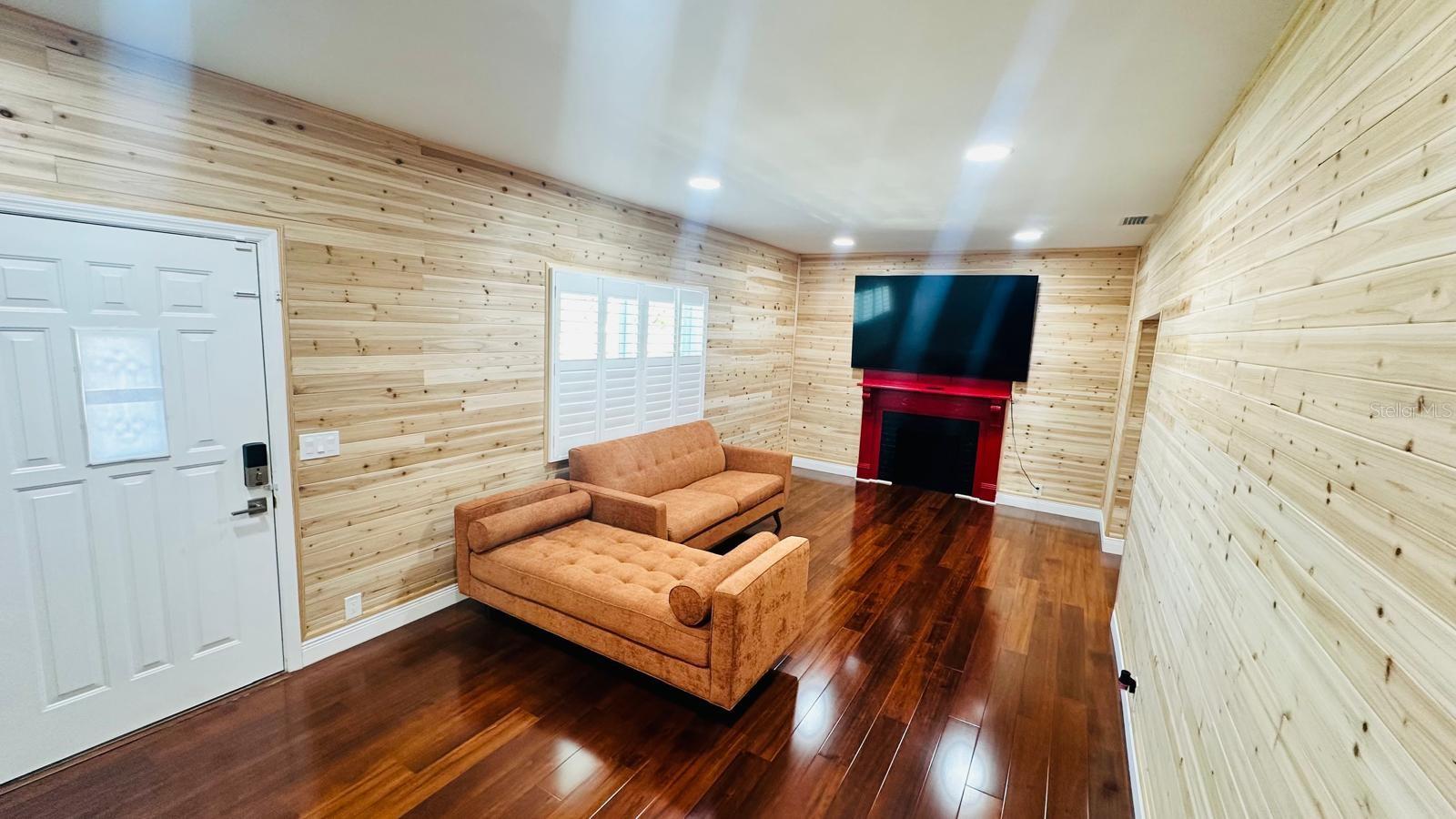 Listing photo id 6 for 6804 Barry Road