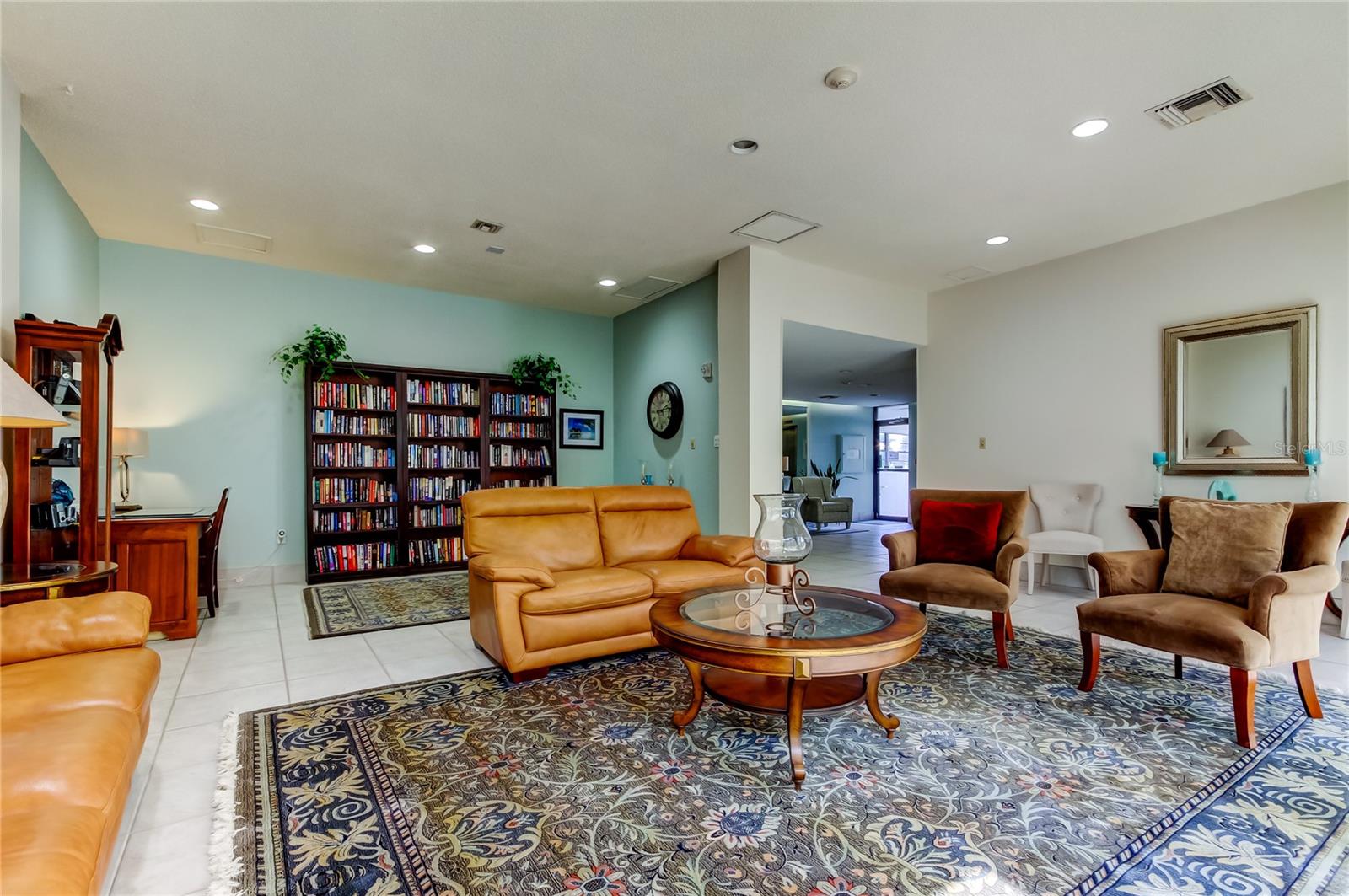 Image 10 of 100 For 660 Island Way 903