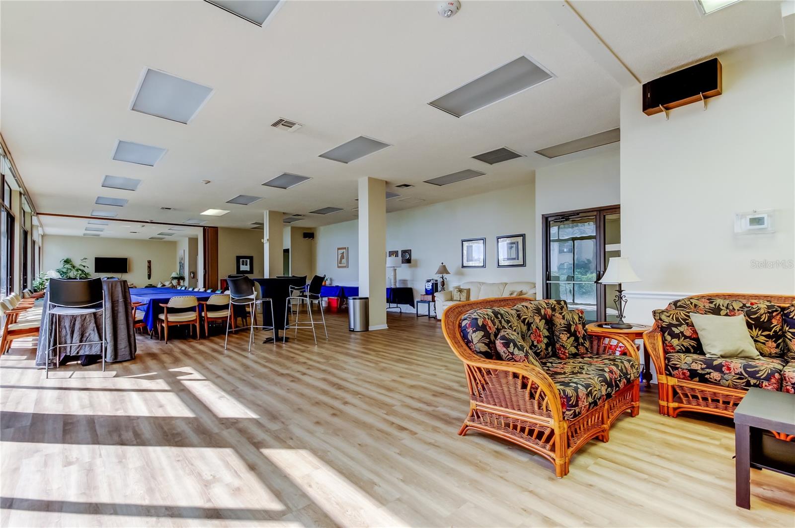 Image 17 of 100 For 660 Island Way 903