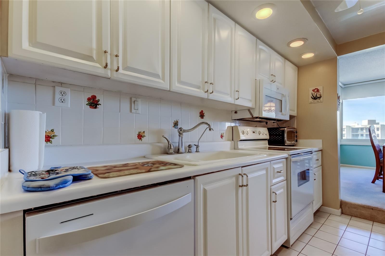 Image 58 of 100 For 660 Island Way 903