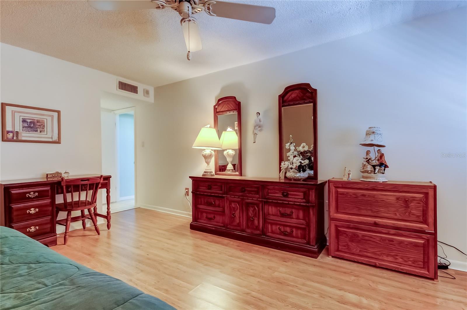 Image 71 of 100 For 660 Island Way 903