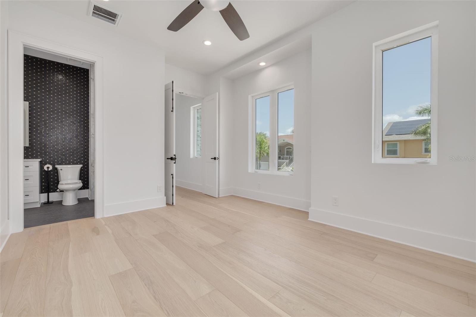 Image 33 of 98 For 6012 Kipps Colony Drive E