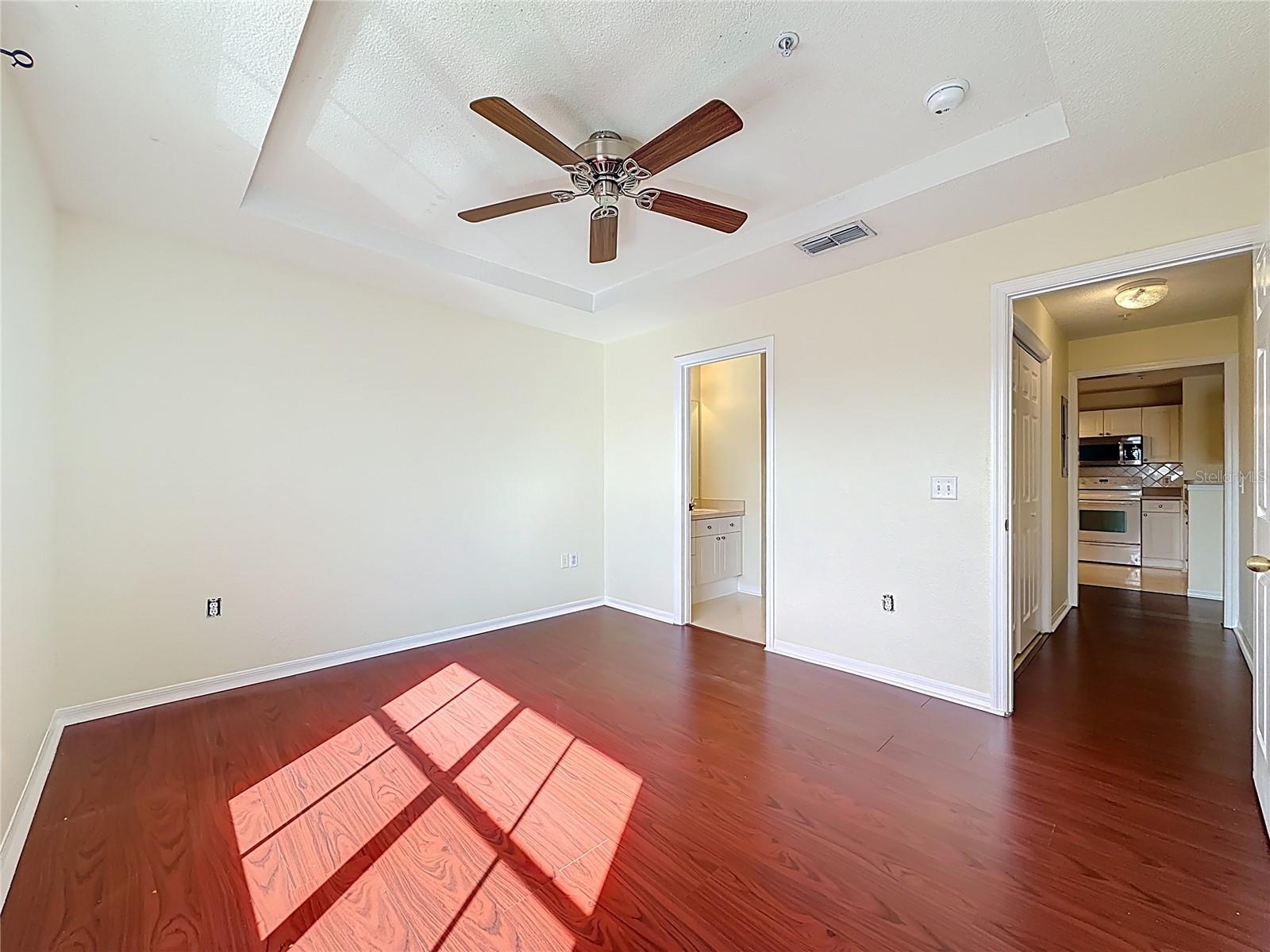 Listing photo id 13 for 18001 Richmond Place Drive 1233