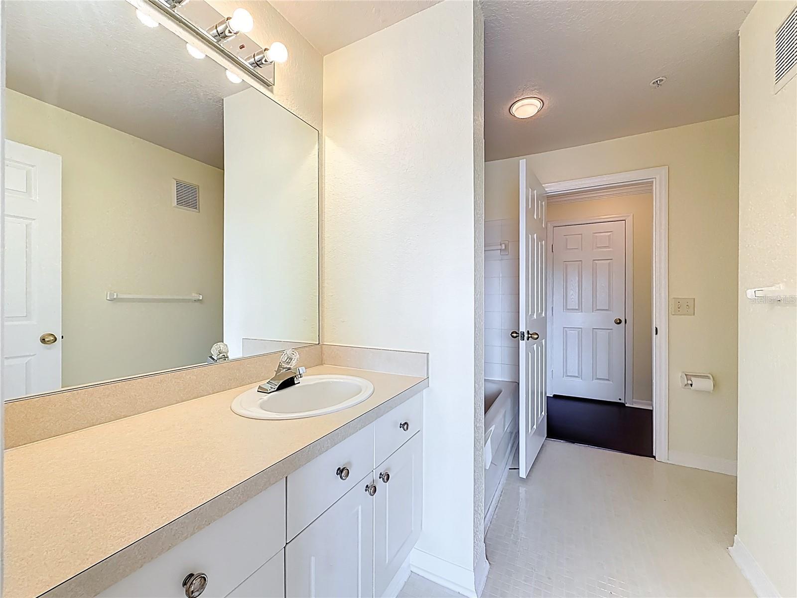 Listing photo id 15 for 18001 Richmond Place Drive 1233