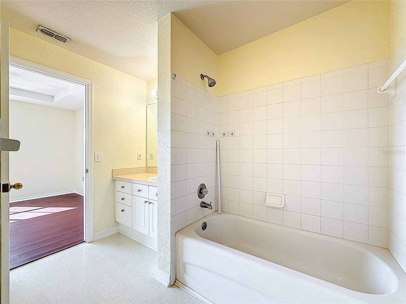 Listing photo id 16 for 18001 Richmond Place Drive 1233