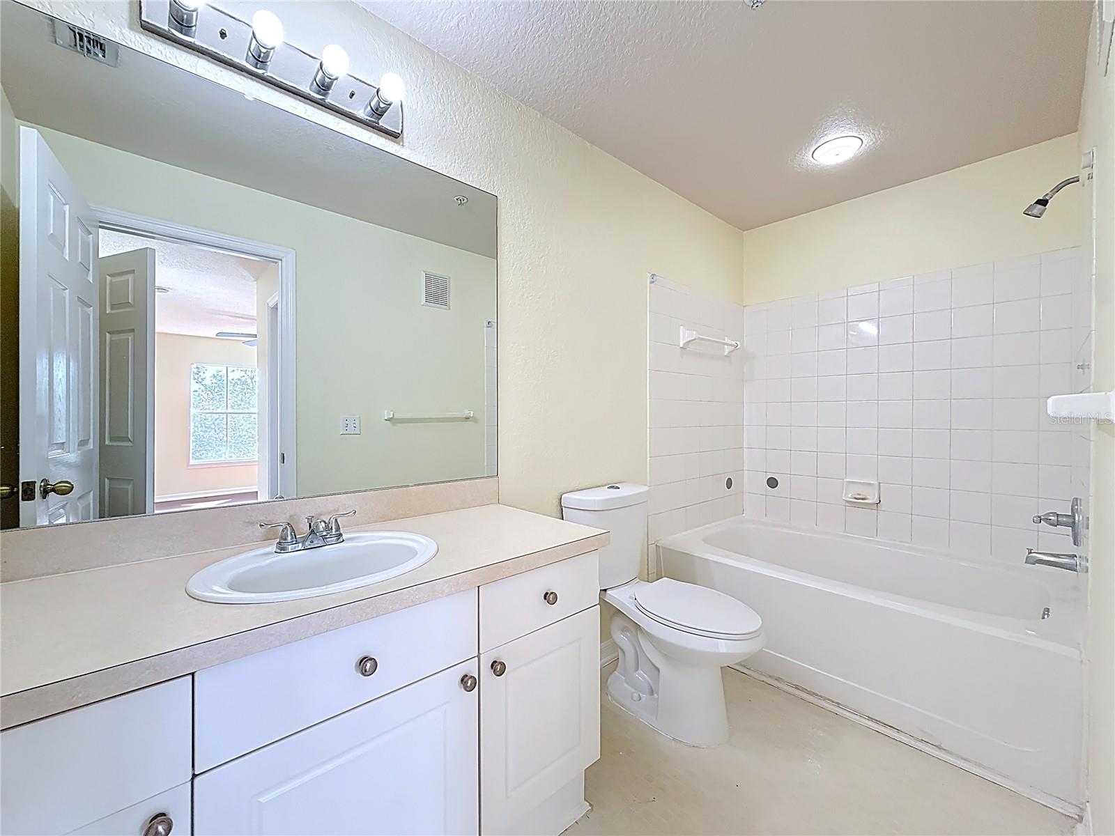 Listing photo id 21 for 18001 Richmond Place Drive 1233