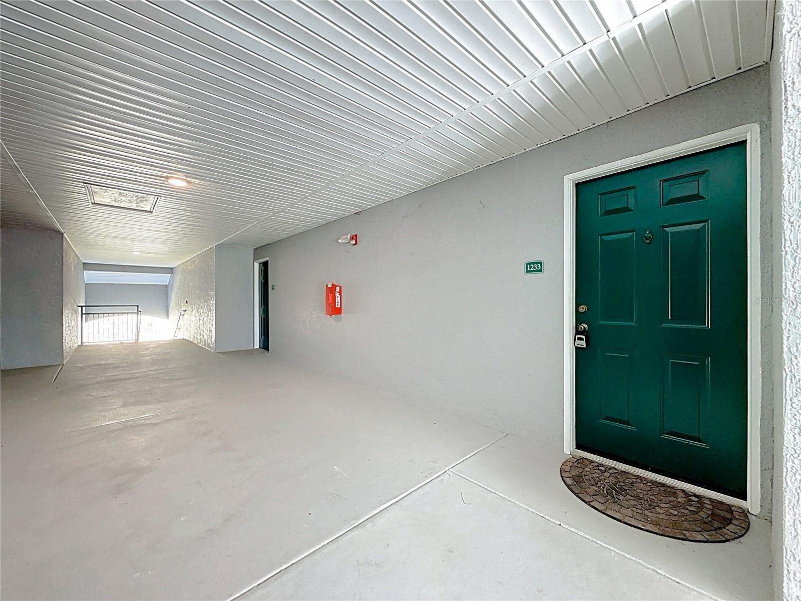 Listing photo id 1 for 18001 Richmond Place Drive 1233