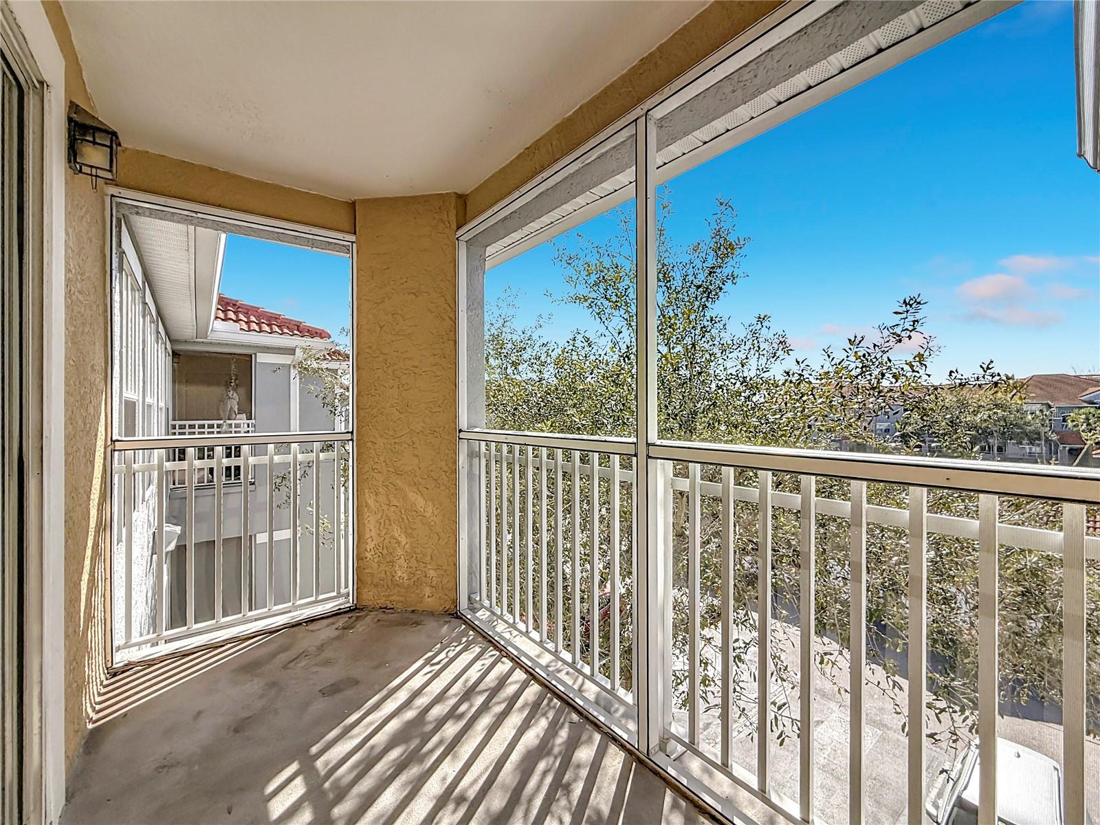 Listing photo id 30 for 18001 Richmond Place Drive 1233