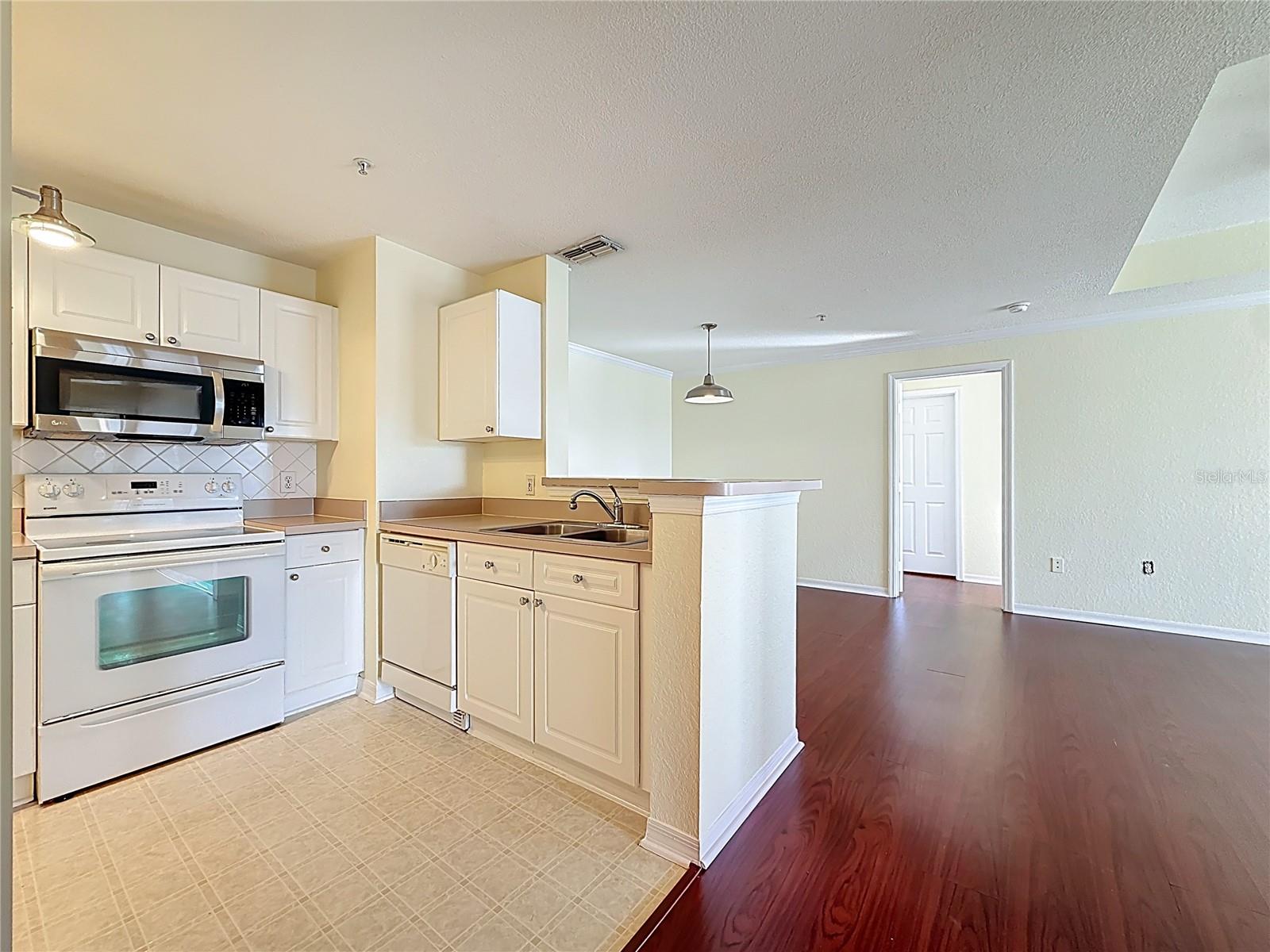 Listing photo id 2 for 18001 Richmond Place Drive 1233