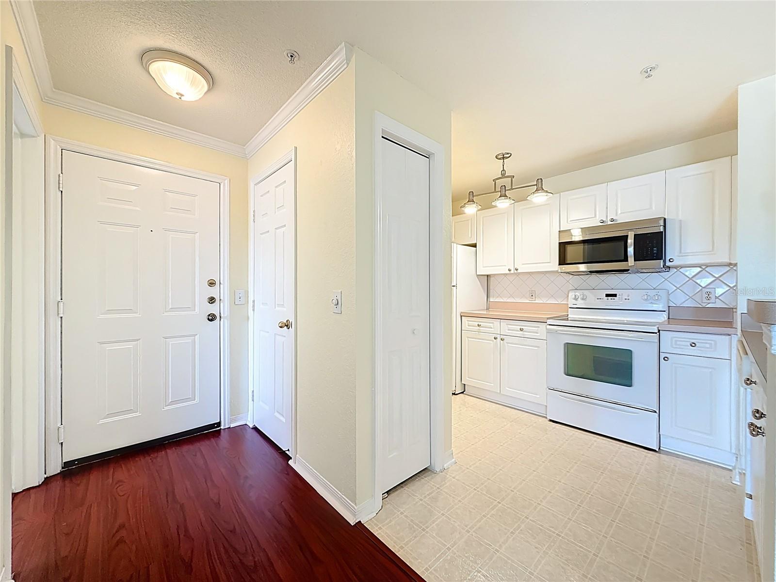 Listing photo id 3 for 18001 Richmond Place Drive 1233