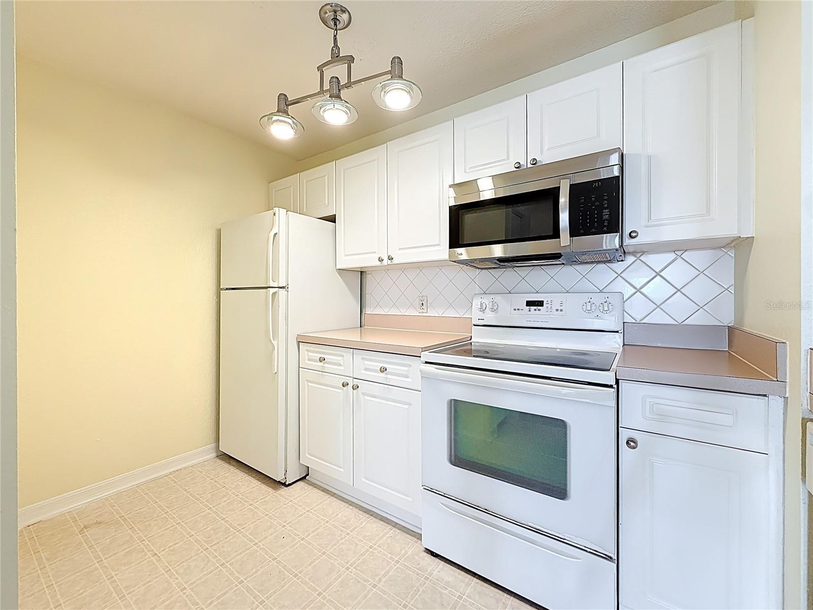 Listing photo id 4 for 18001 Richmond Place Drive 1233