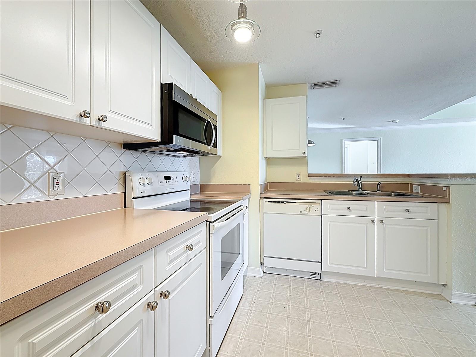 Listing photo id 5 for 18001 Richmond Place Drive 1233