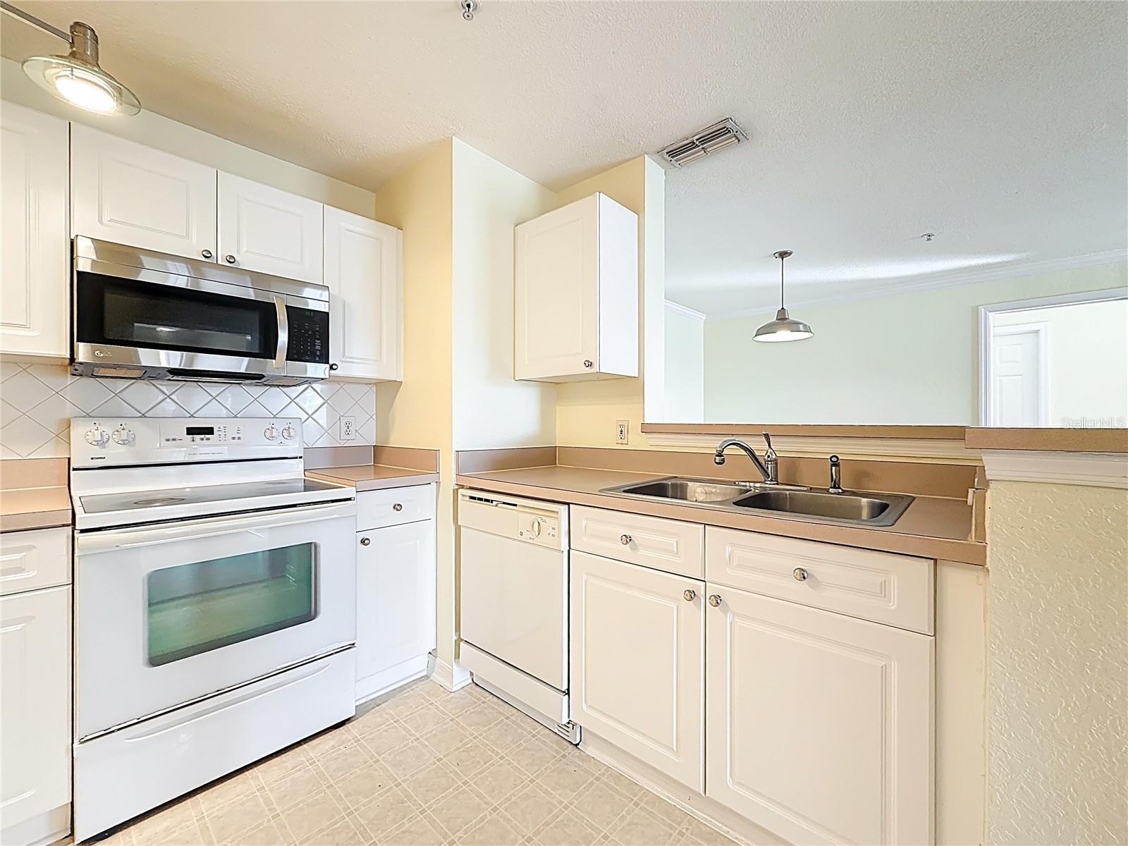 Listing photo id 6 for 18001 Richmond Place Drive 1233