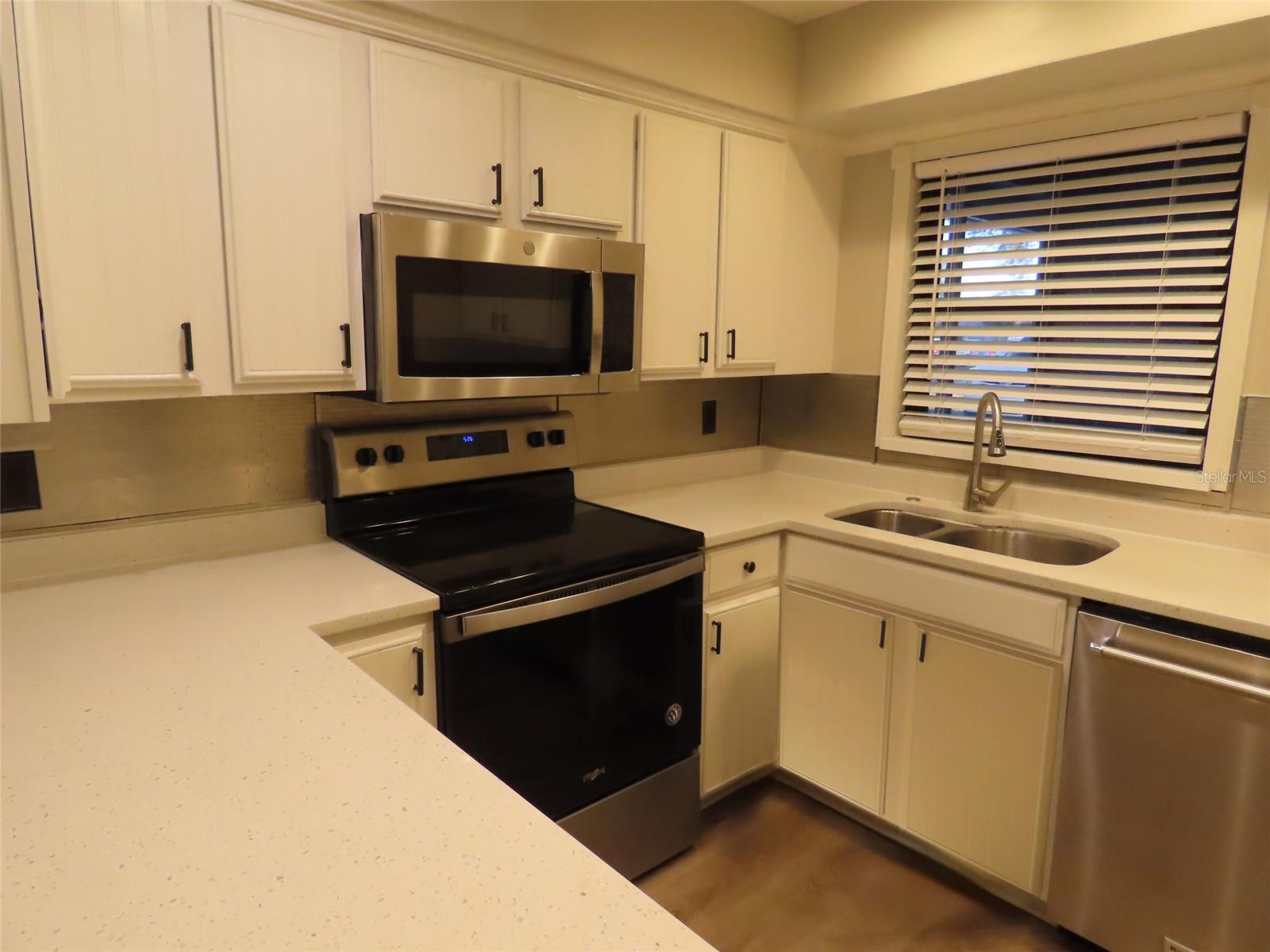 Image 11 of 34 For 1798 Faulds Road N