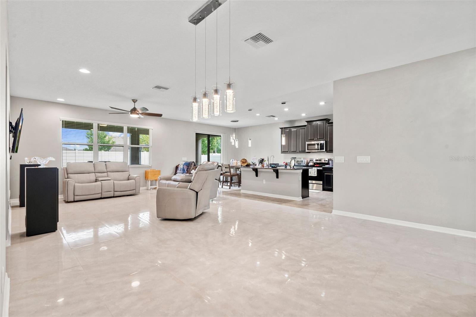 Listing photo id 10 for 18565 Obregan Drive