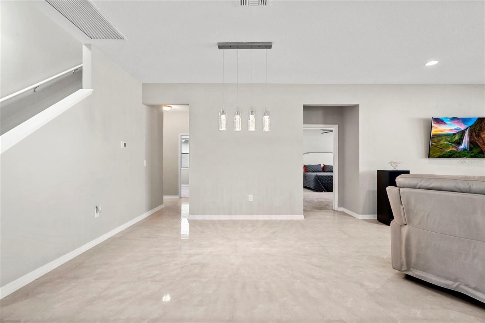 Listing photo id 13 for 18565 Obregan Drive