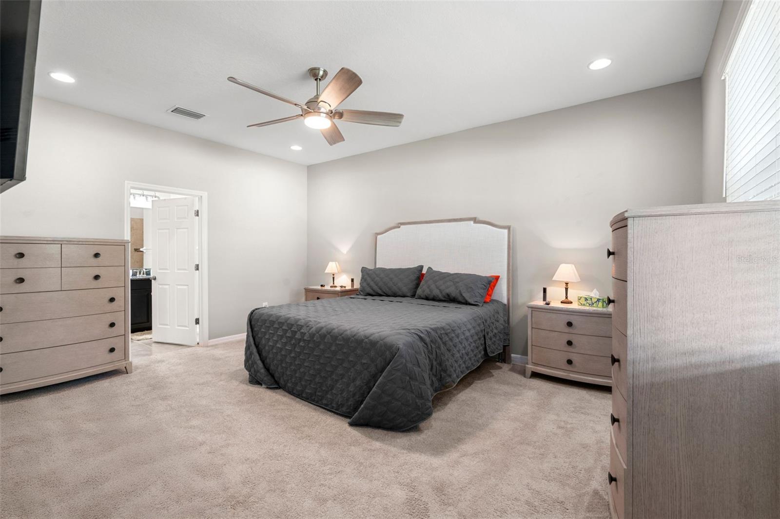 Listing photo id 21 for 18565 Obregan Drive