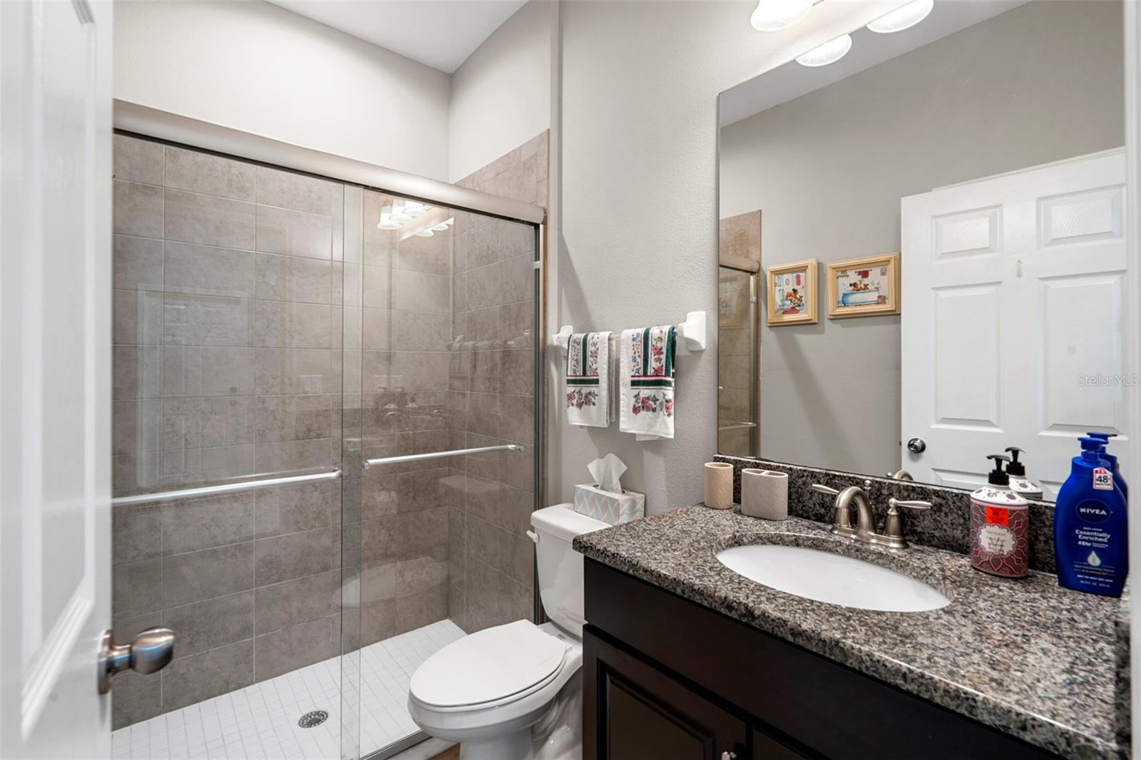 Listing photo id 32 for 18565 Obregan Drive