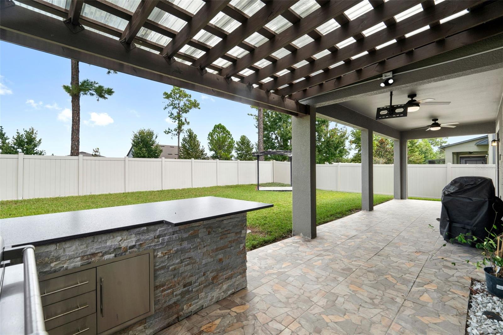 Listing photo id 52 for 18565 Obregan Drive