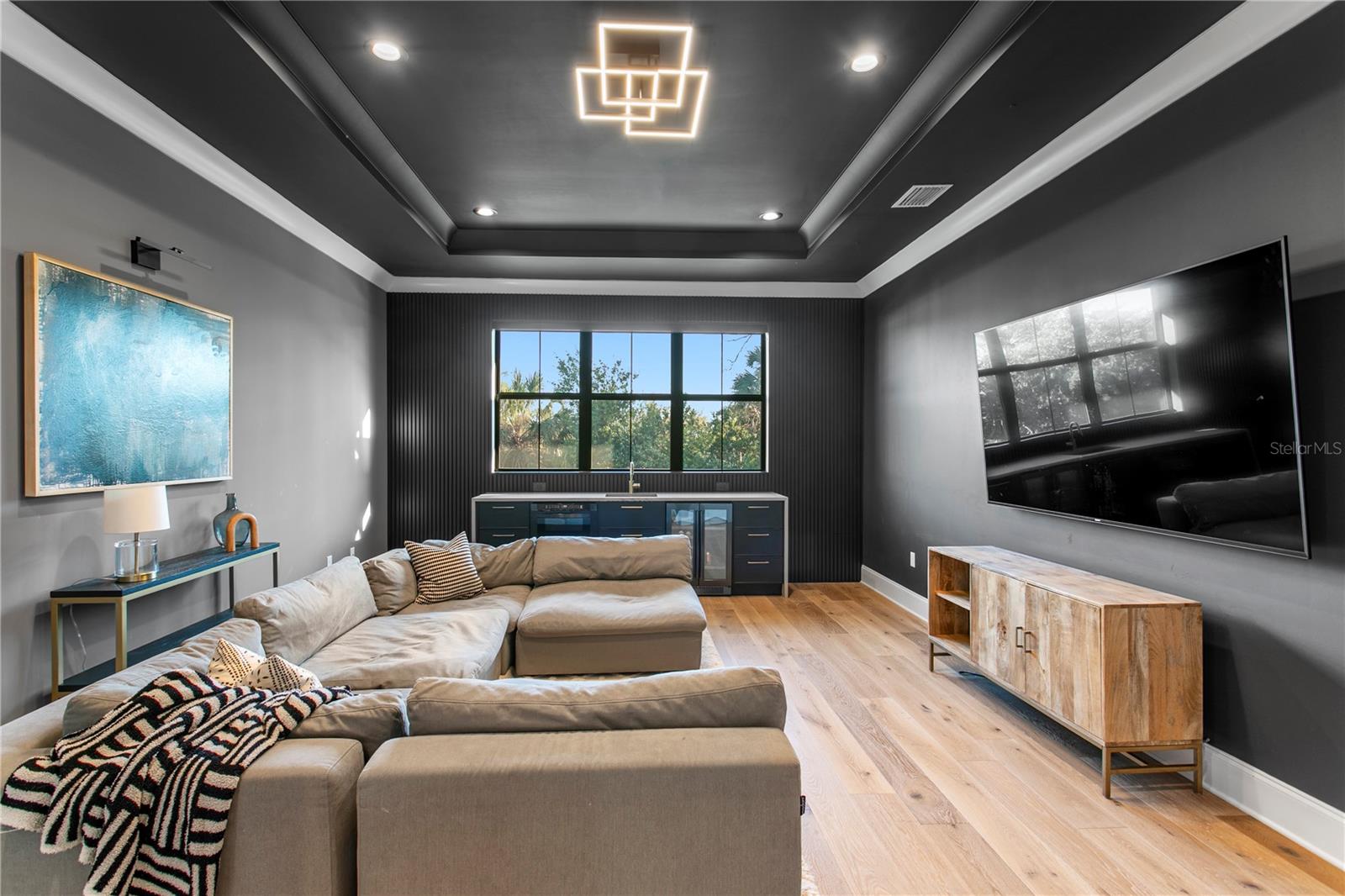 Listing photo id 49 for 4304 Jetton Avenue