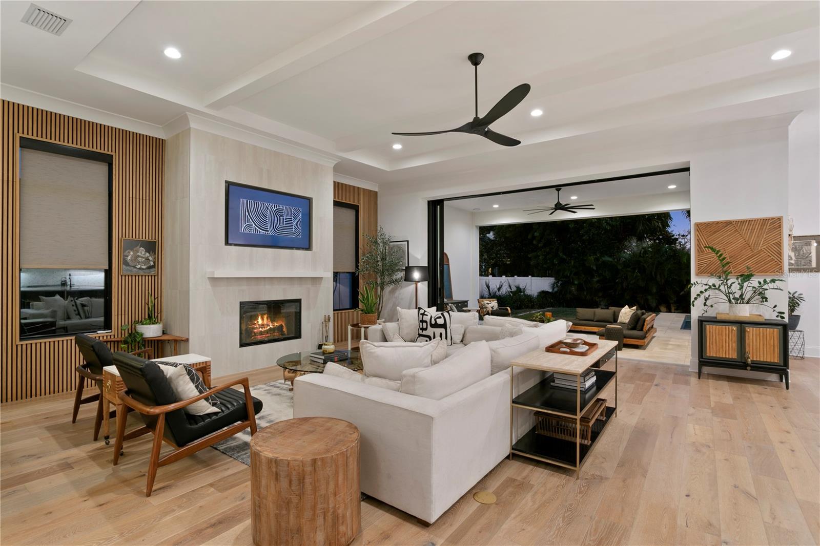 Listing photo id 54 for 4304 Jetton Avenue