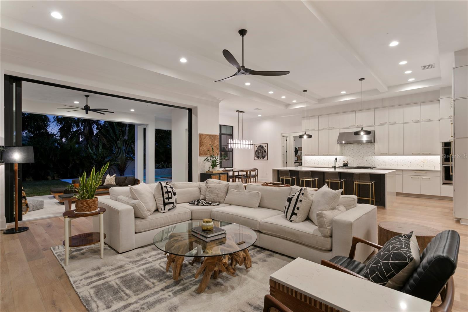 Listing photo id 55 for 4304 Jetton Avenue