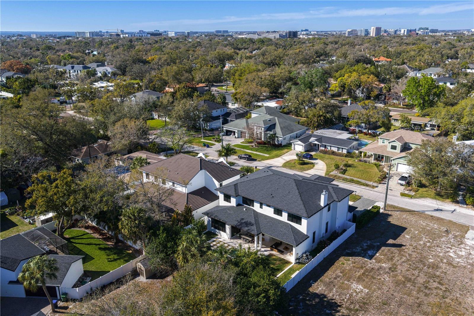 Listing photo id 60 for 4304 Jetton Avenue