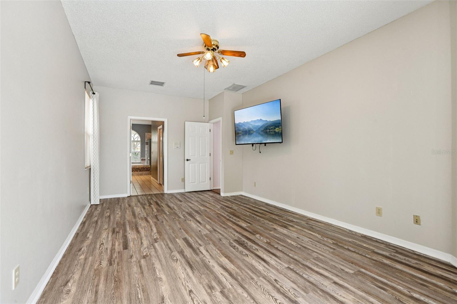 Image 16 of 33 For 9305 Wellington Park Circle