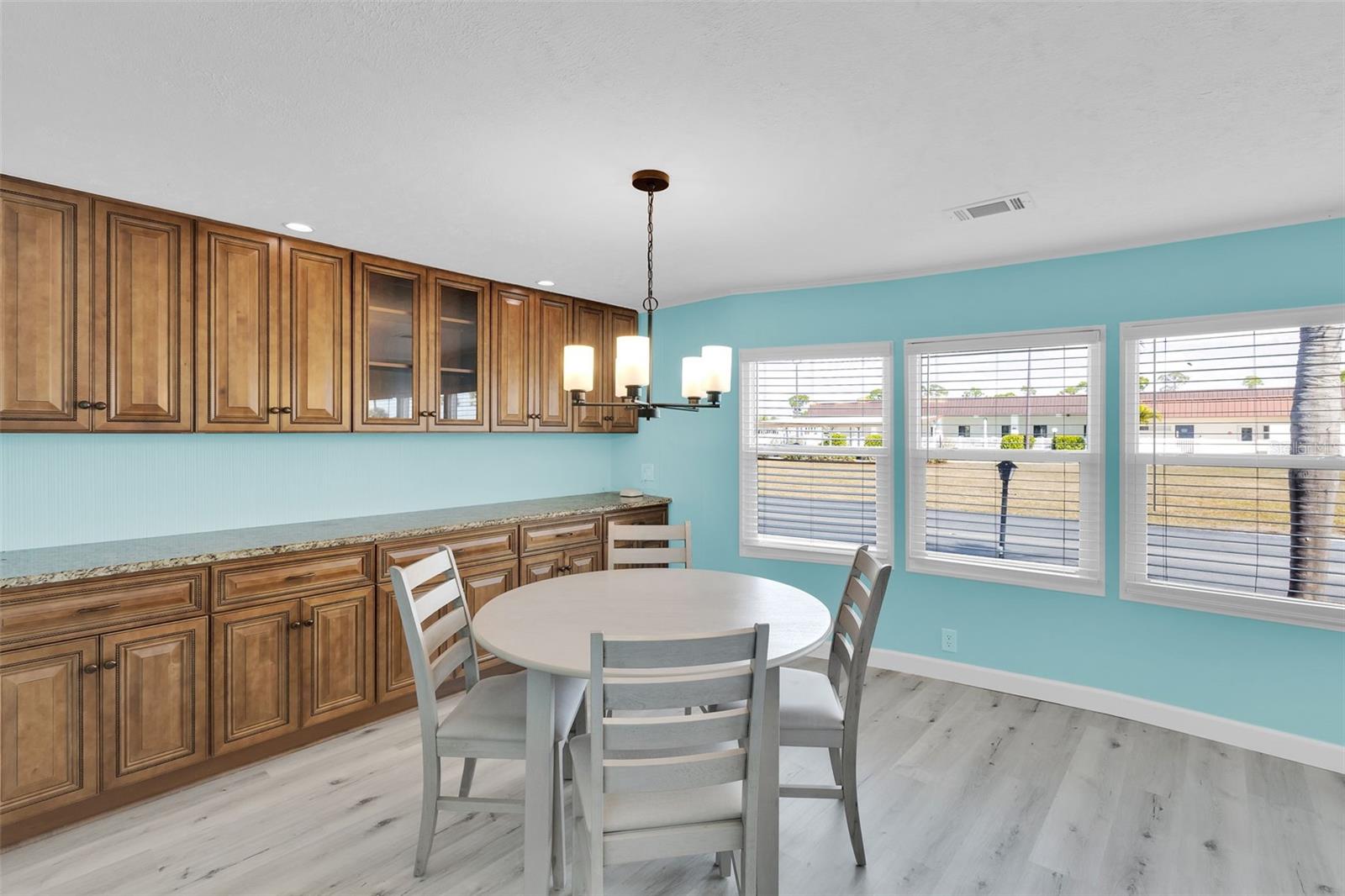 Image 11 of 32 For 517 Los Altos